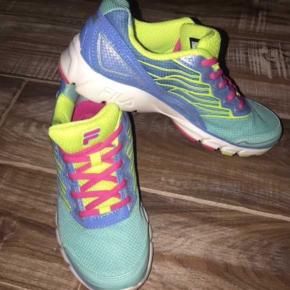 Fila Girls Tennis Shoes Sz 4 ✅ - Picture 2 of 4